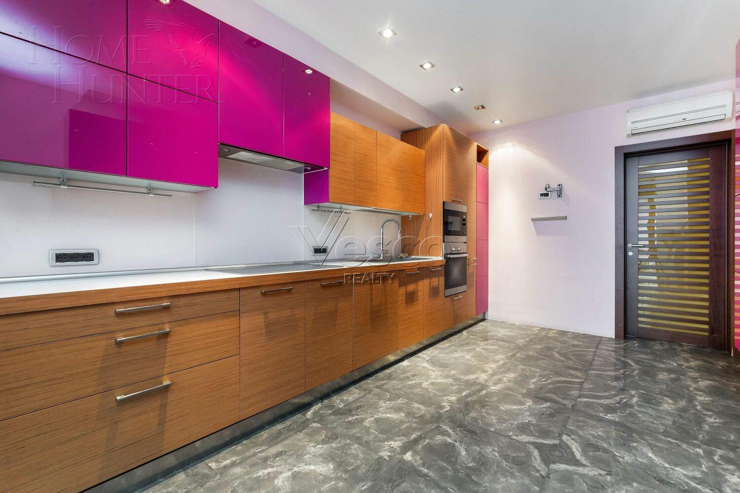 3-этажный таунхаус 350 м² с отделкой