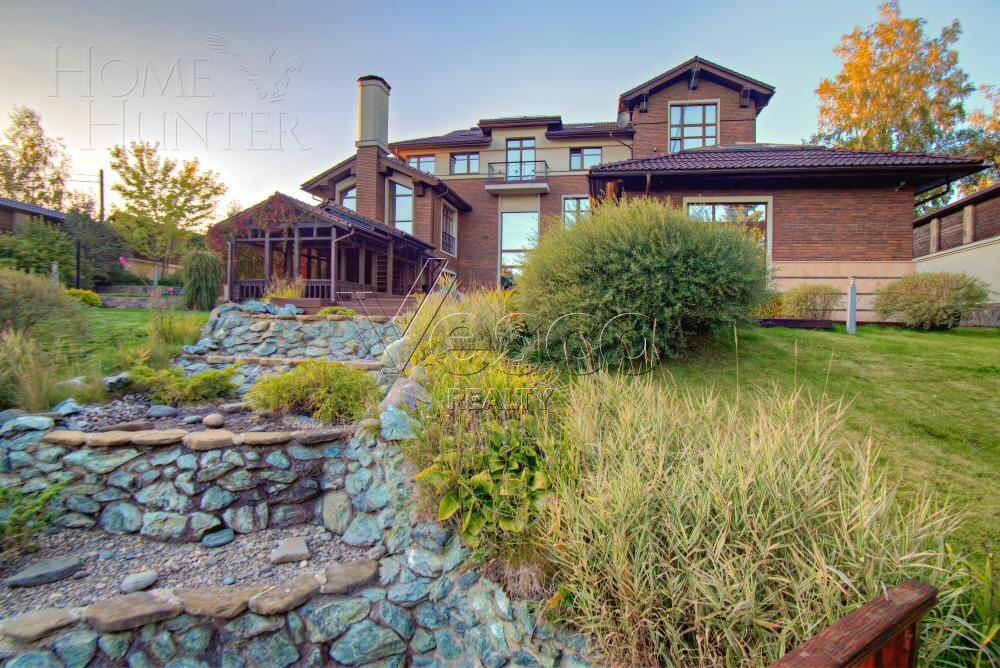 2-этажный коттедж 1 300 м² с отделкой