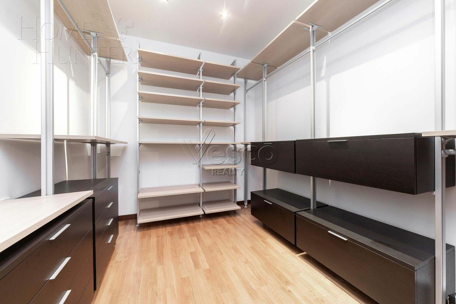 3-этажный таунхаус 350 м² с отделкой