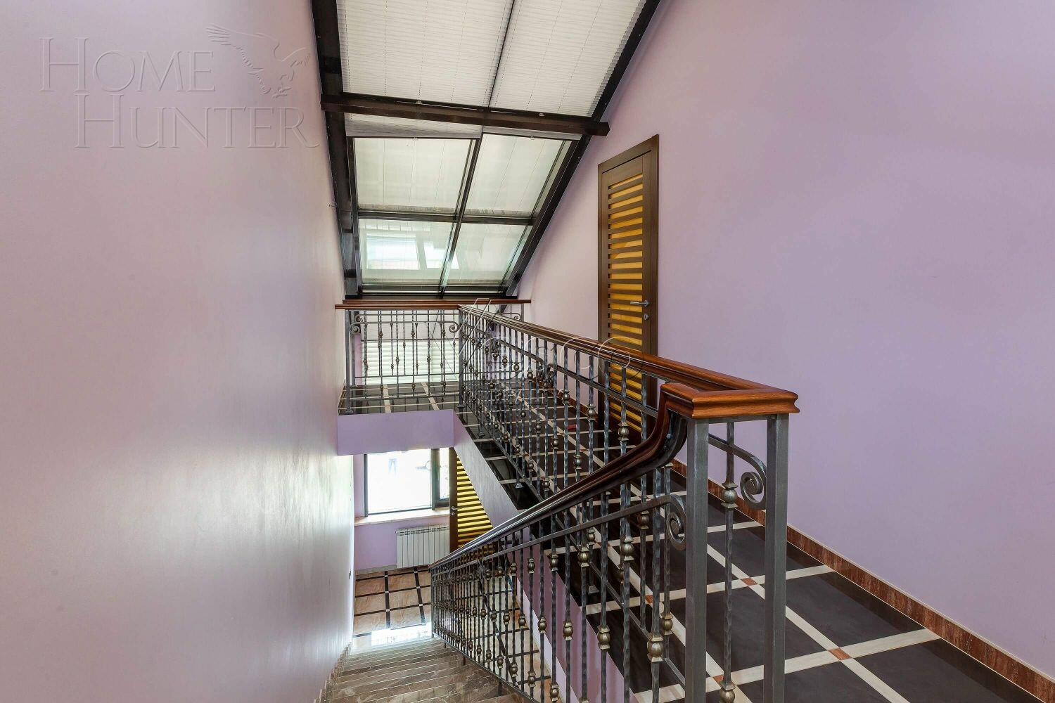 3-этажный таунхаус 350 м² с отделкой