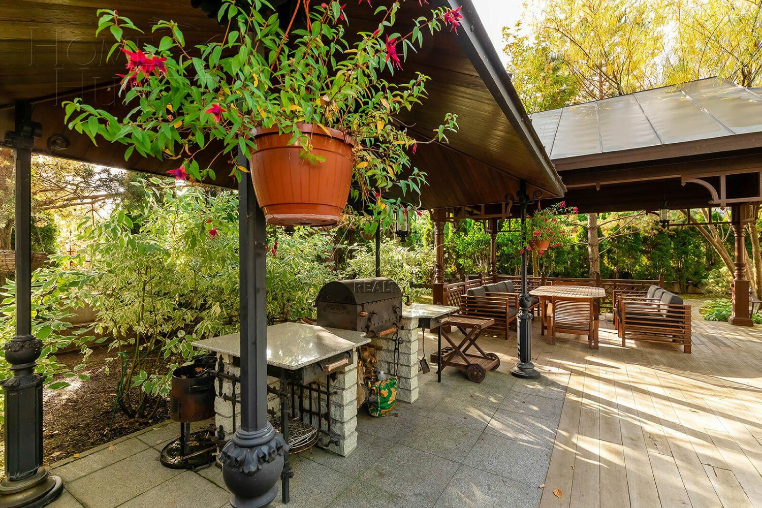 3-этажный коттедж 1 800 м² с отделкой