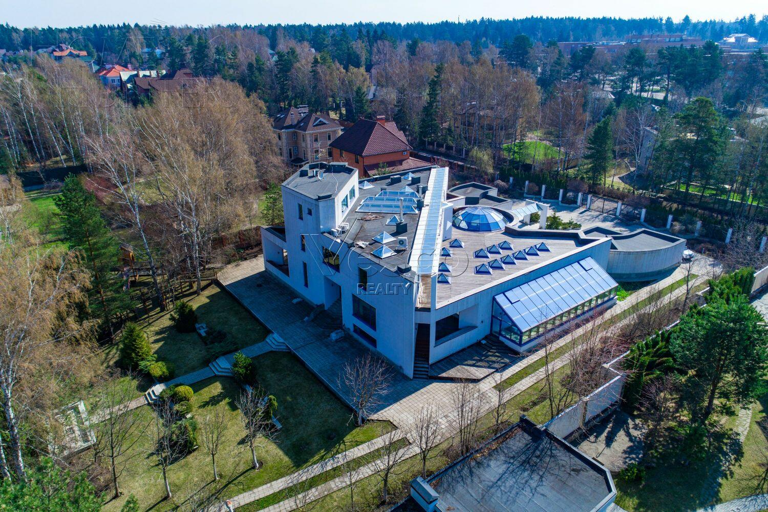 3-этажный коттедж 2 400 м² с отделкой