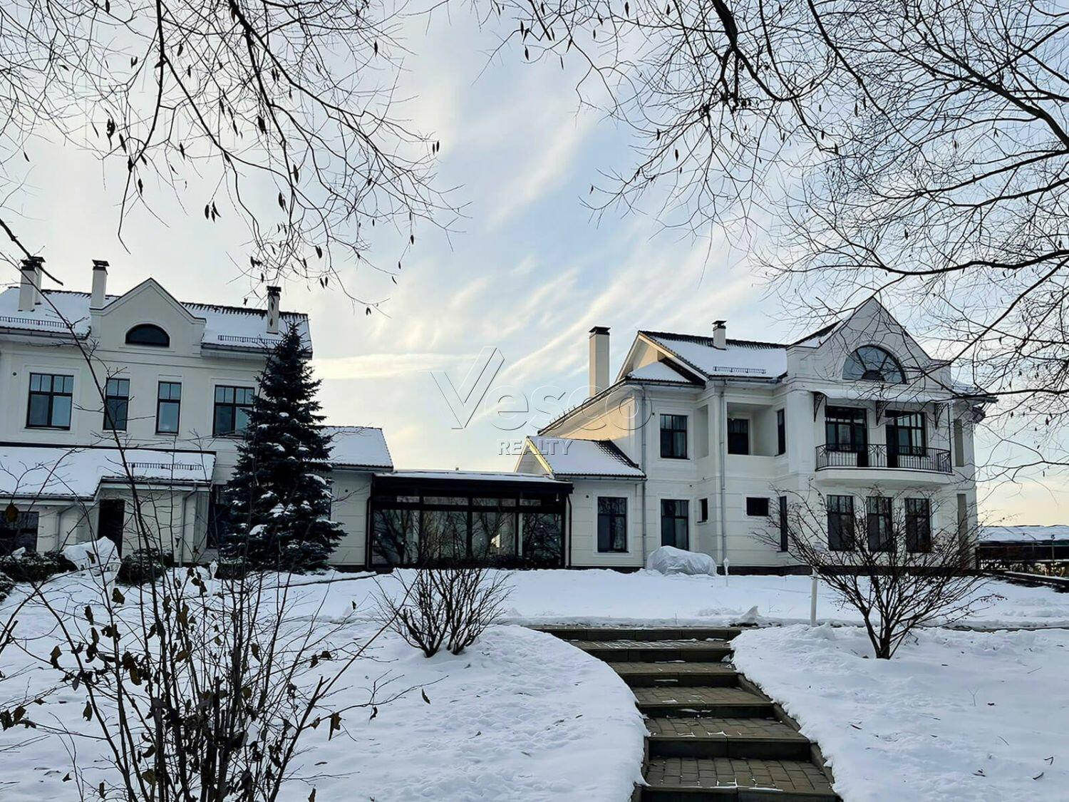 2-этажный коттедж 1 300 м² с отделкой