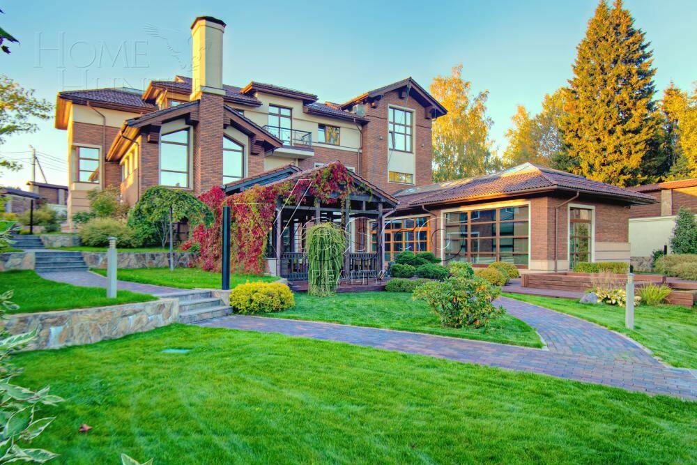 2-этажный коттедж 1 300 м² с отделкой