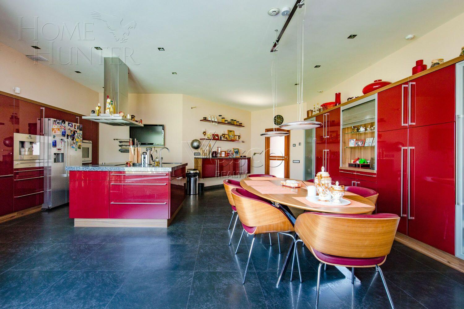 3-этажный коттедж 2 400 м² с отделкой