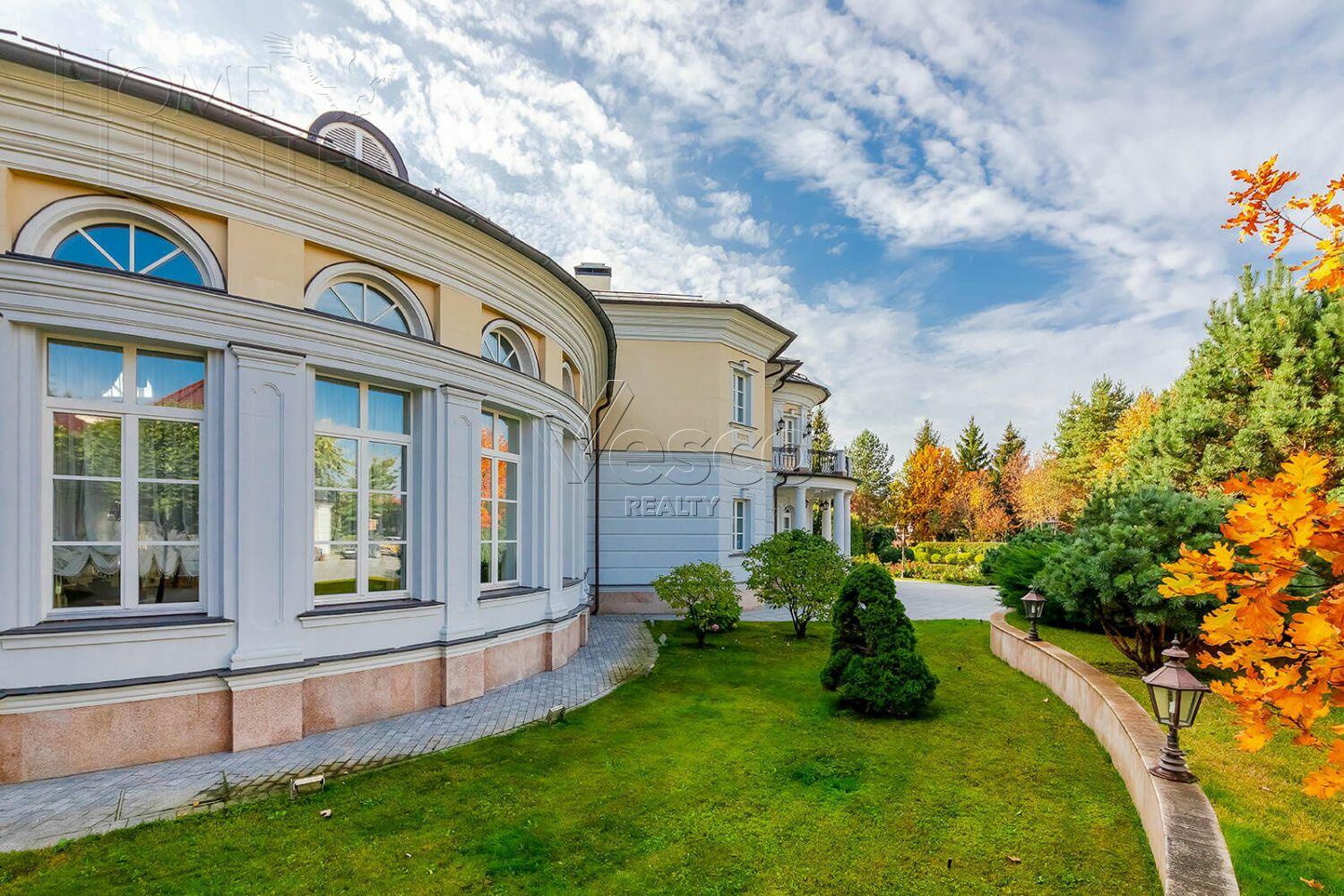 3-этажный коттедж 1 800 м² с отделкой