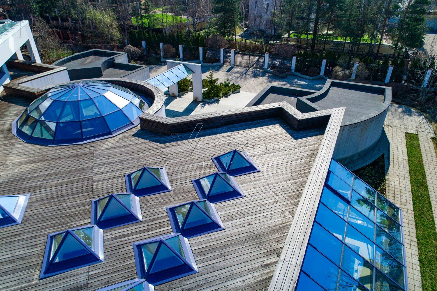 3-этажный коттедж 2 400 м² с отделкой