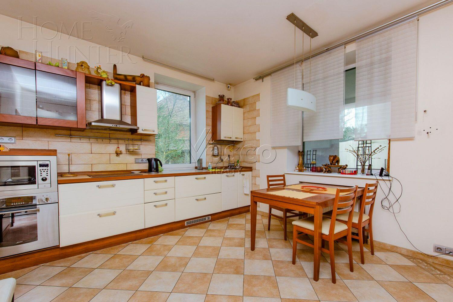 3-этажный коттедж 2 400 м² с отделкой