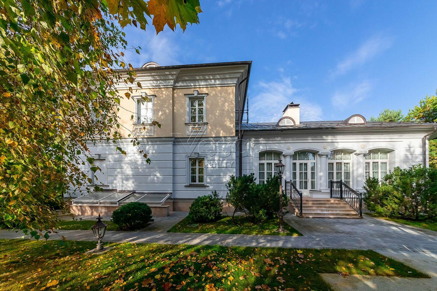 3-этажный коттедж 1 800 м² с отделкой