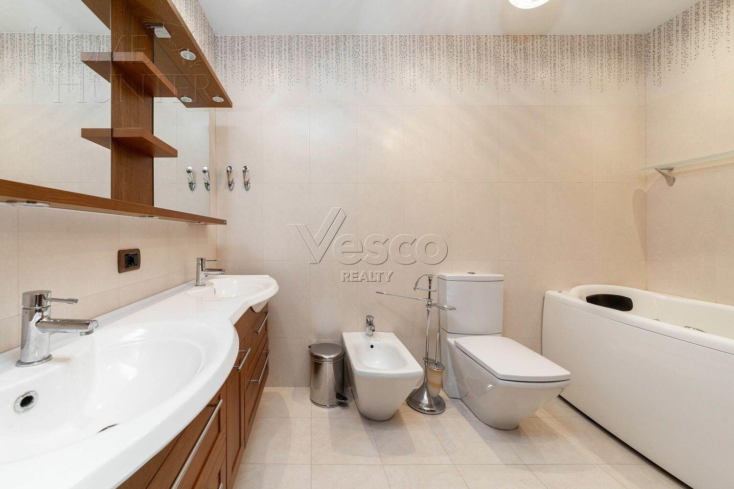 3-этажный таунхаус 350 м² с отделкой