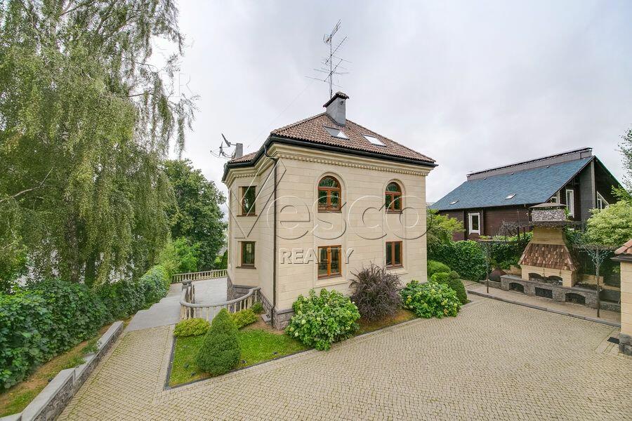 3-этажный коттедж 1 200 м² без отделки