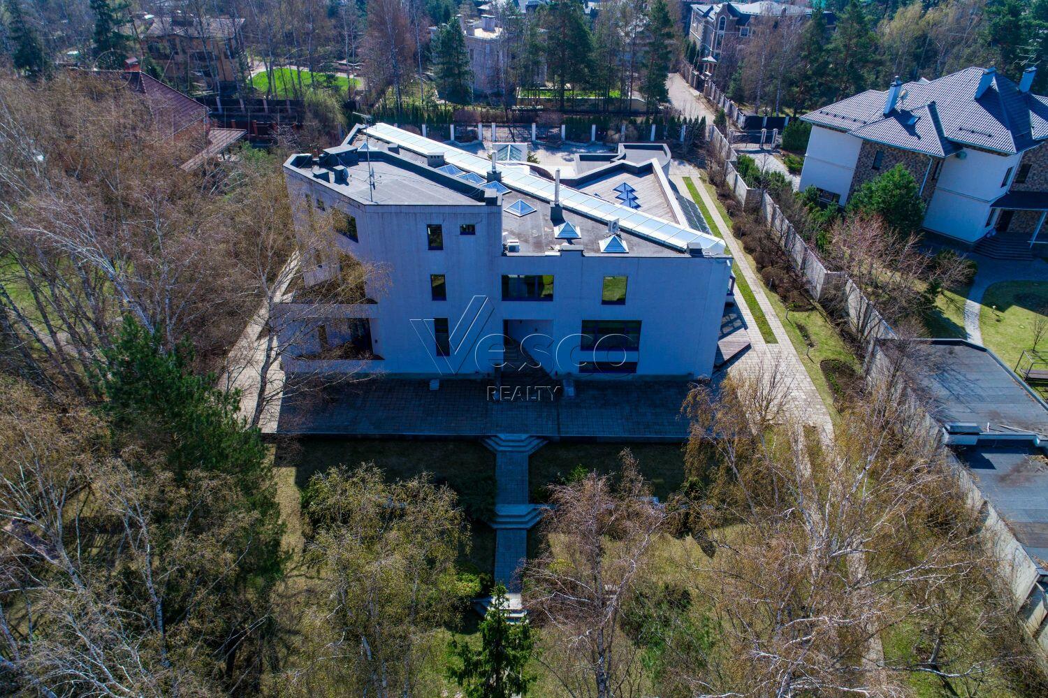 3-этажный коттедж 2 400 м² с отделкой