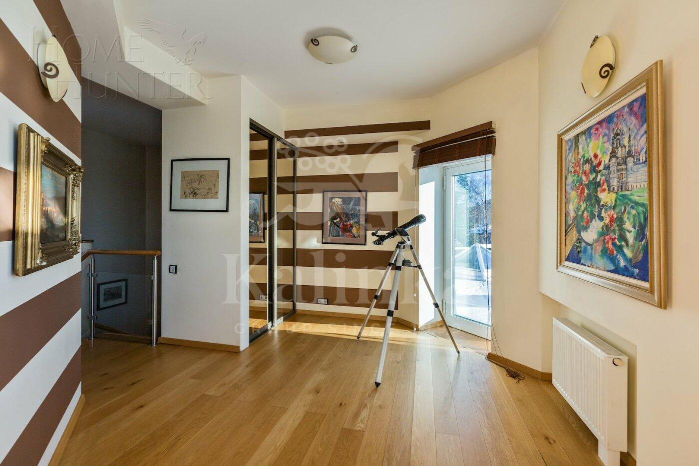 3-этажный коттедж 2 400 м² с отделкой