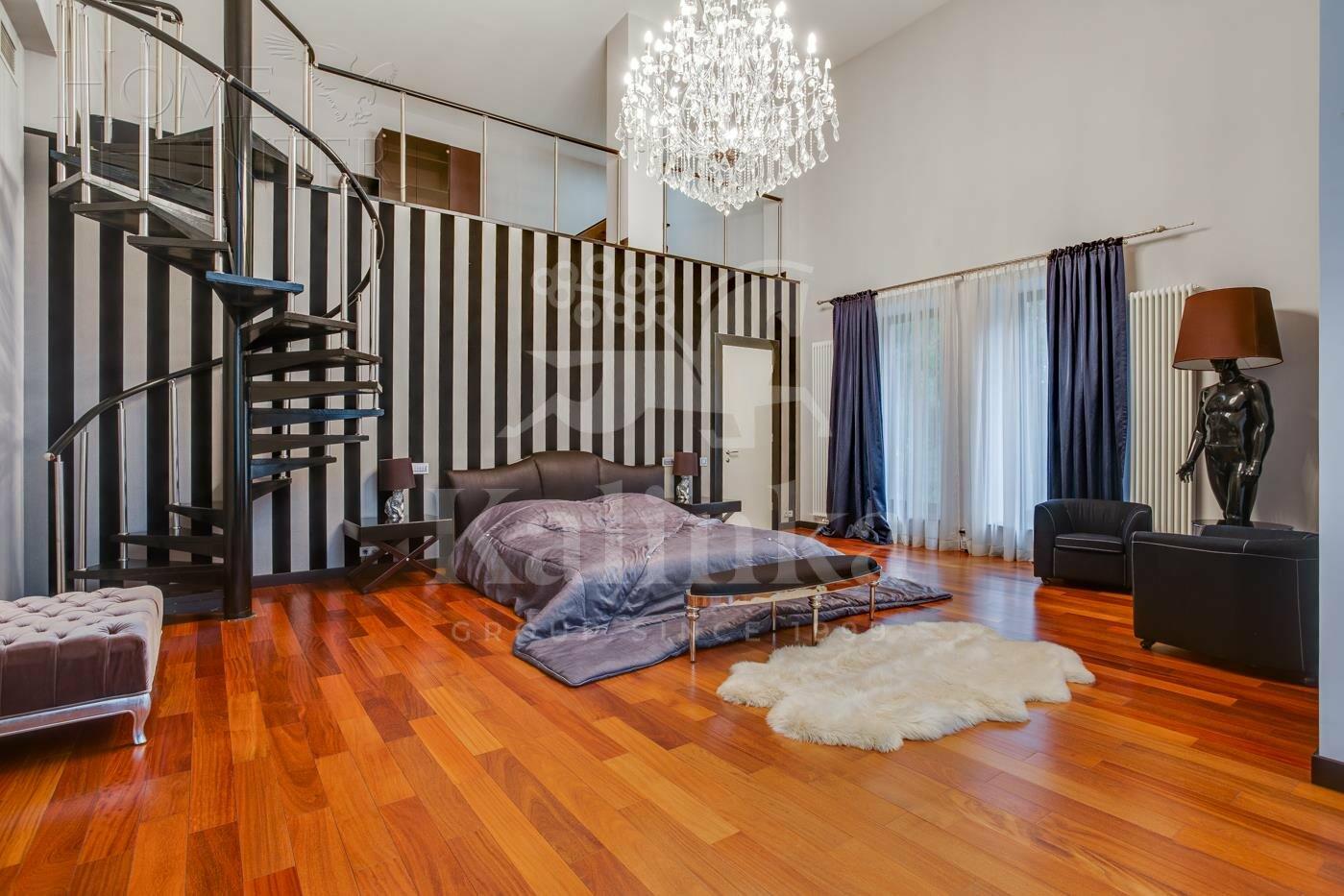 3-этажный коттедж 1 300 м² с отделкой