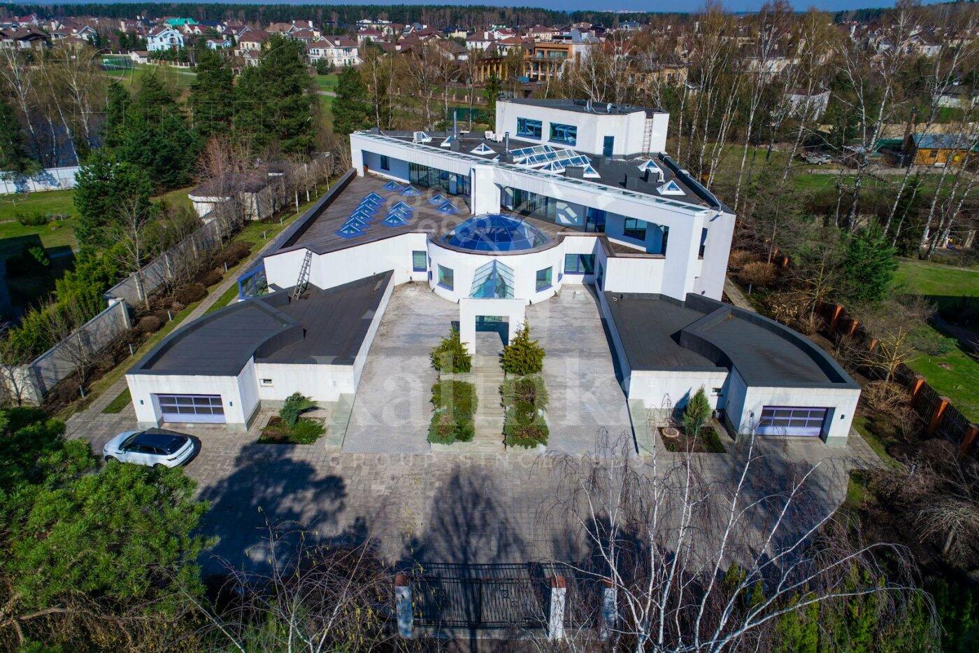 3-этажный коттедж 2 400 м² с отделкой