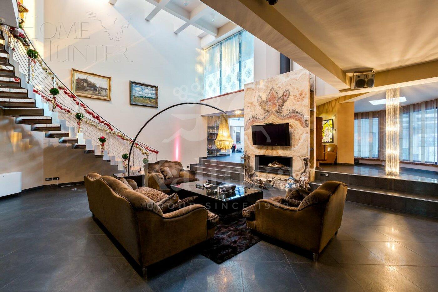 3-этажный коттедж 2 400 м² с отделкой