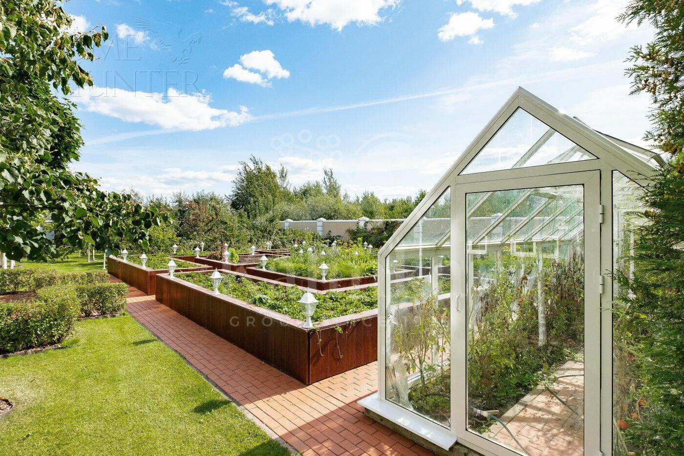 3-этажный коттедж 1 650 м² с отделкой