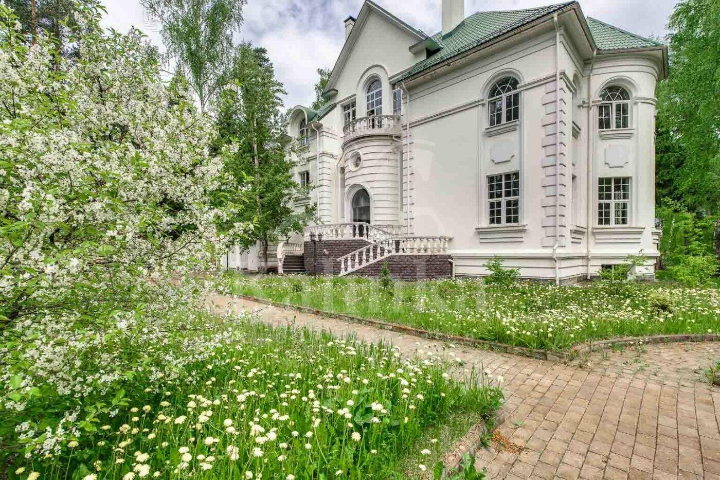 3-этажный коттедж 1 250 м² без отделки