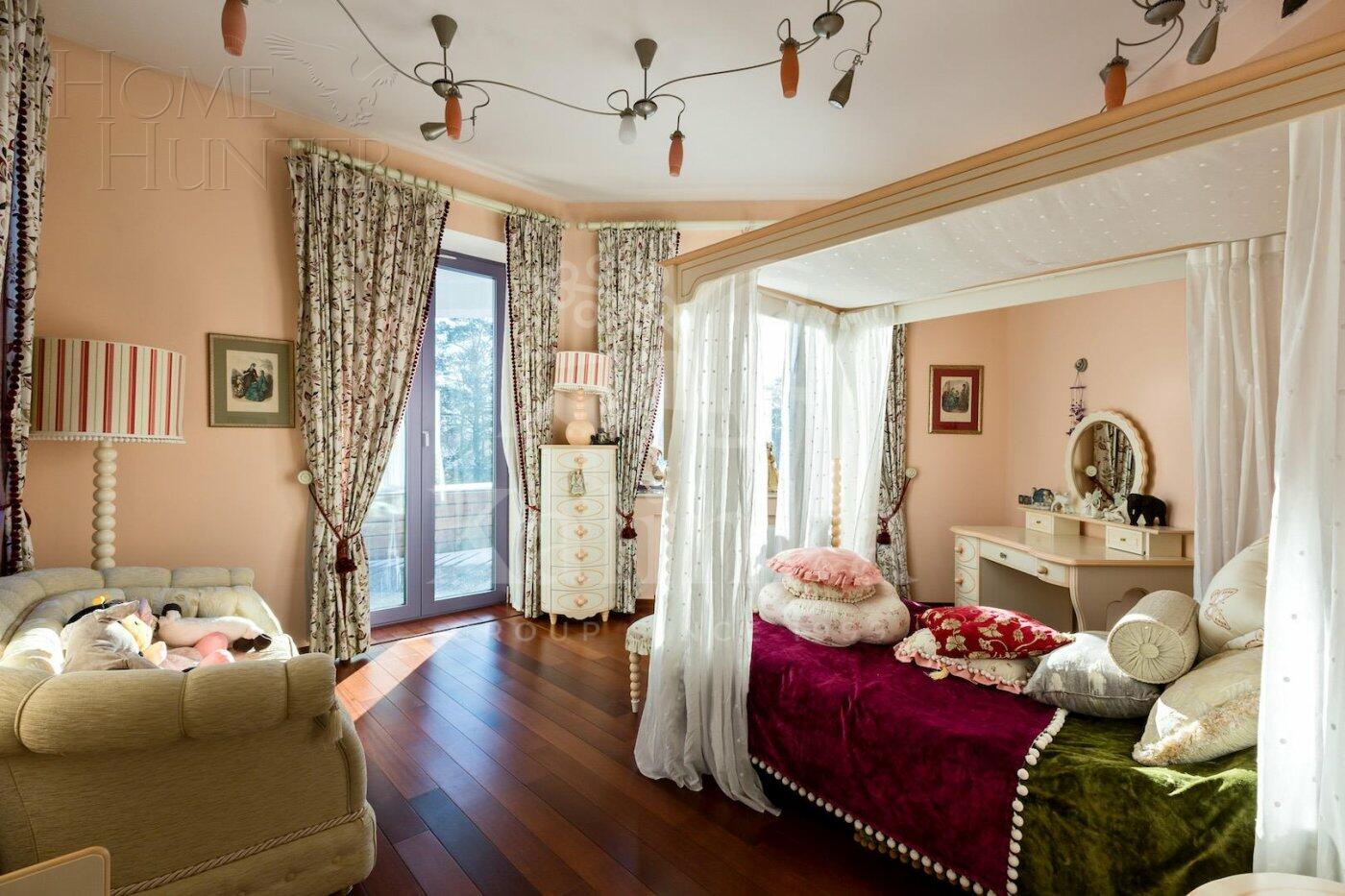 3-этажный коттедж 2 400 м² с отделкой