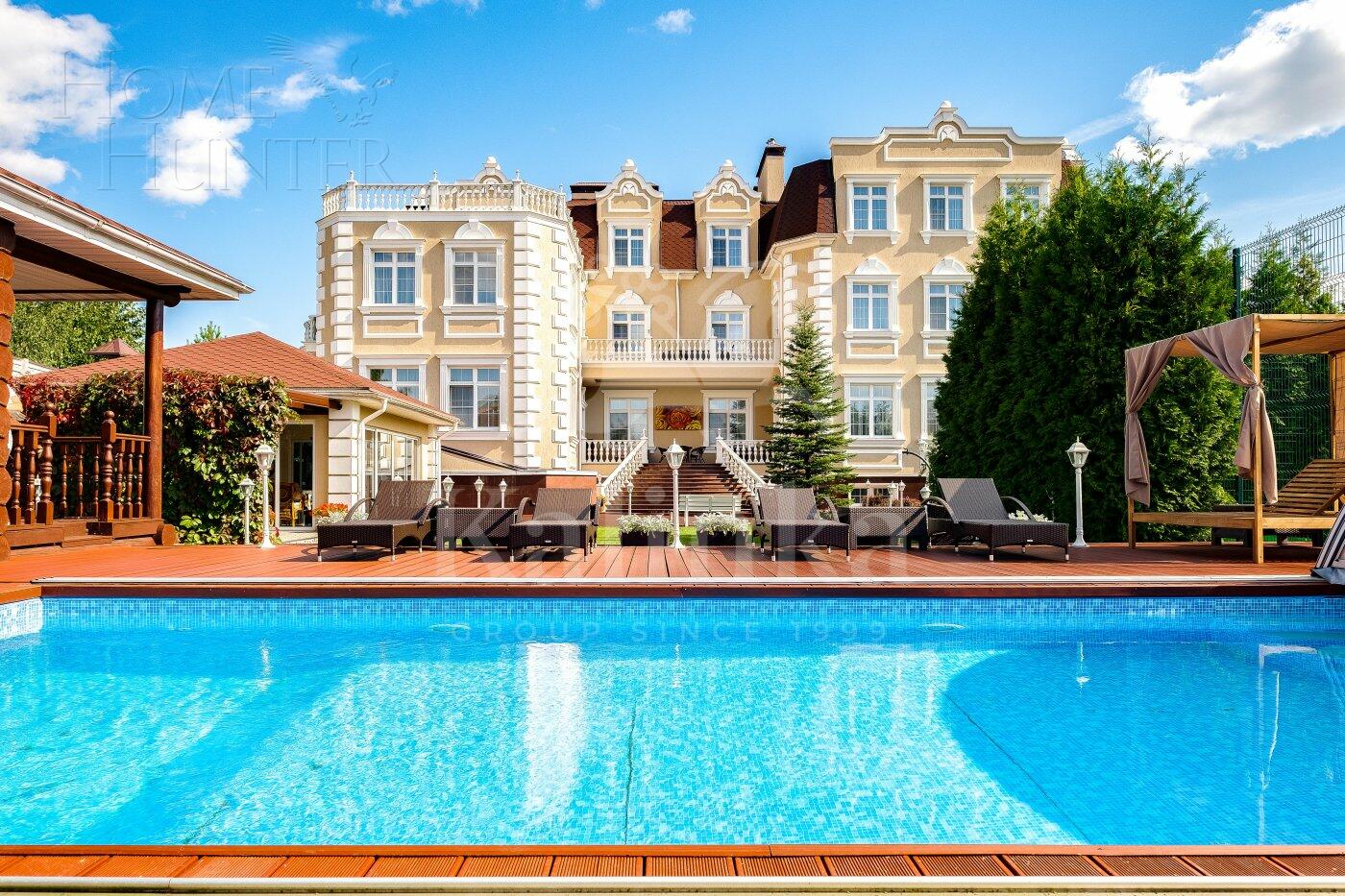 3-этажный коттедж 1 650 м² с отделкой