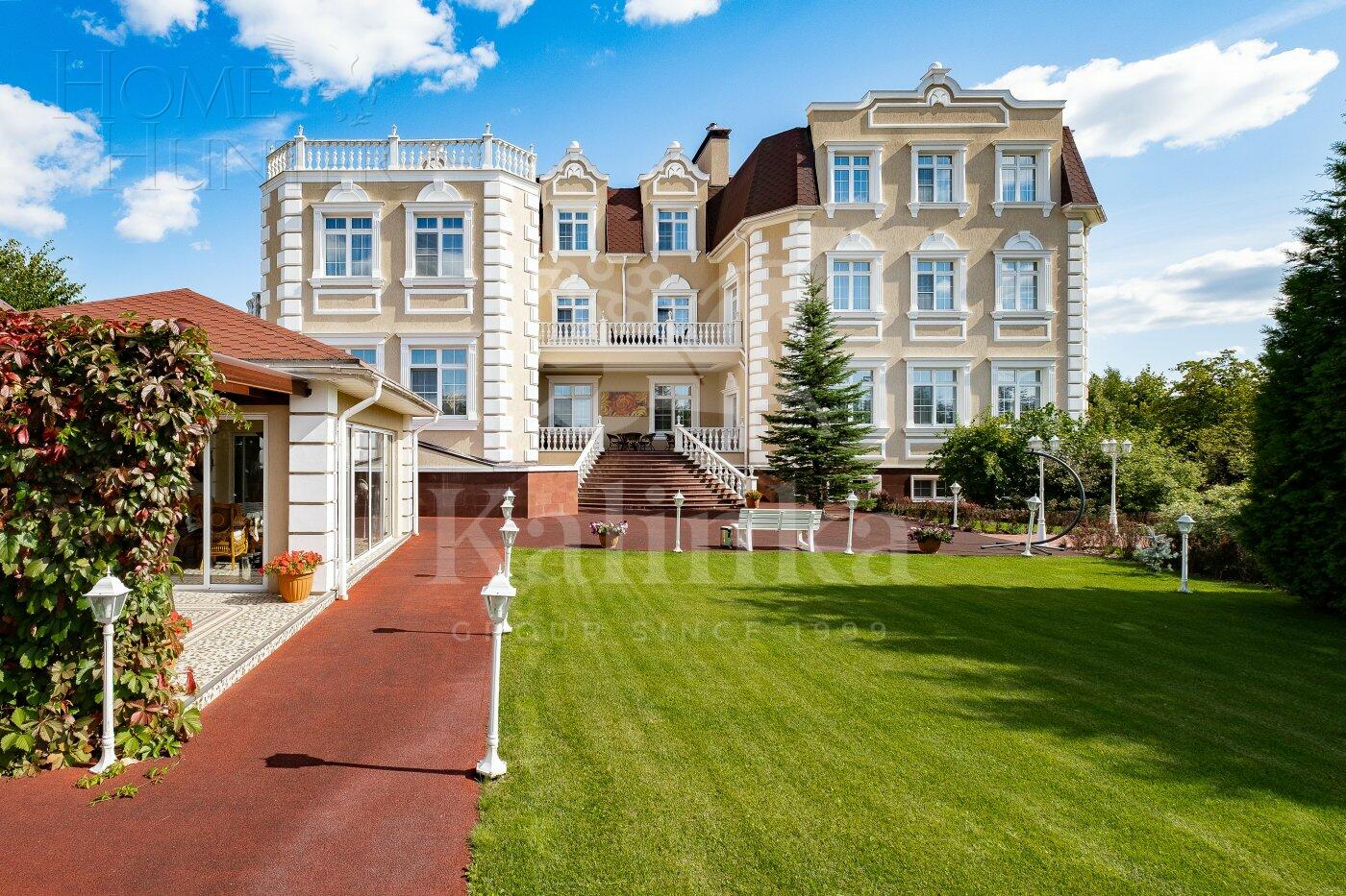 3-этажный коттедж 1 650 м² с отделкой