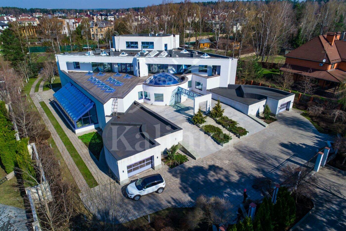 3-этажный коттедж 2 400 м² с отделкой