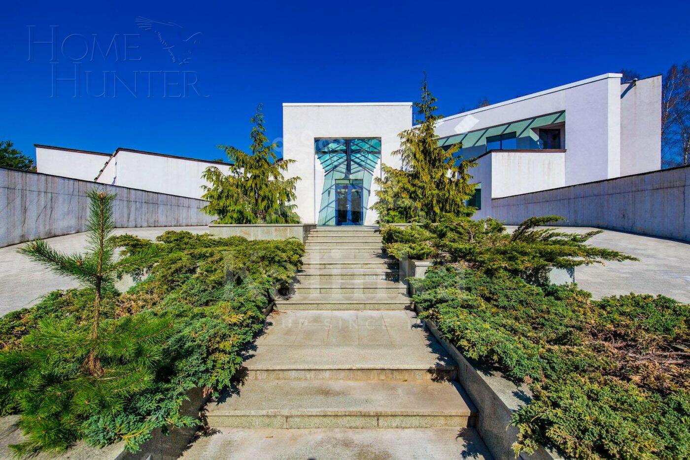 3-этажный коттедж 2 400 м² с отделкой