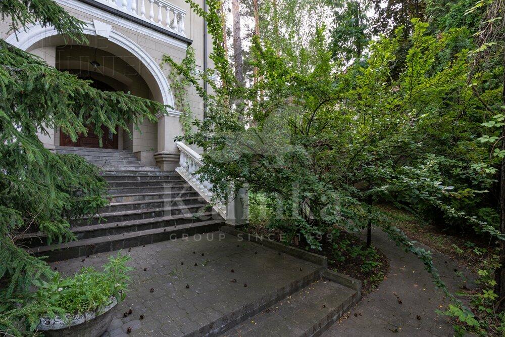 2-этажный коттедж 700 м² с отделкой