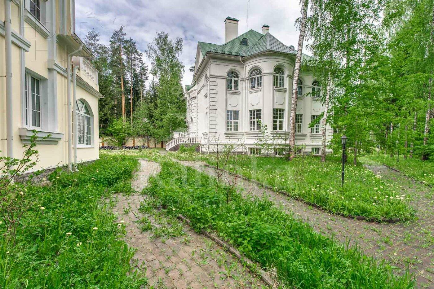 3-этажный коттедж 1 250 м² без отделки