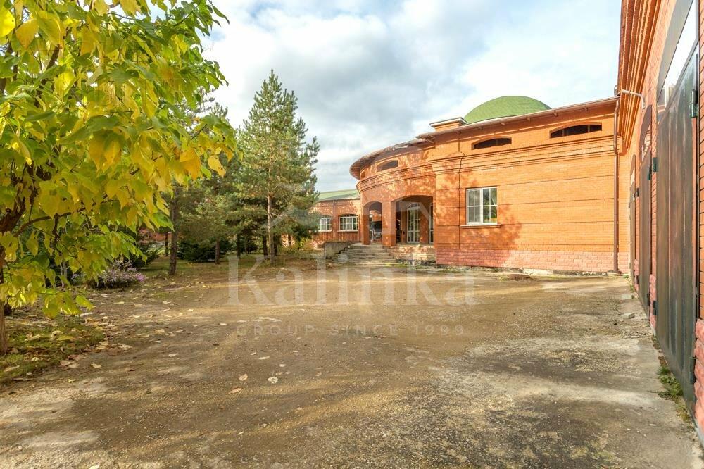 3-этажный коттедж 2 700 м² без отделки