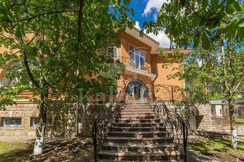 4-этажный коттедж 1 000 м² с отделкой