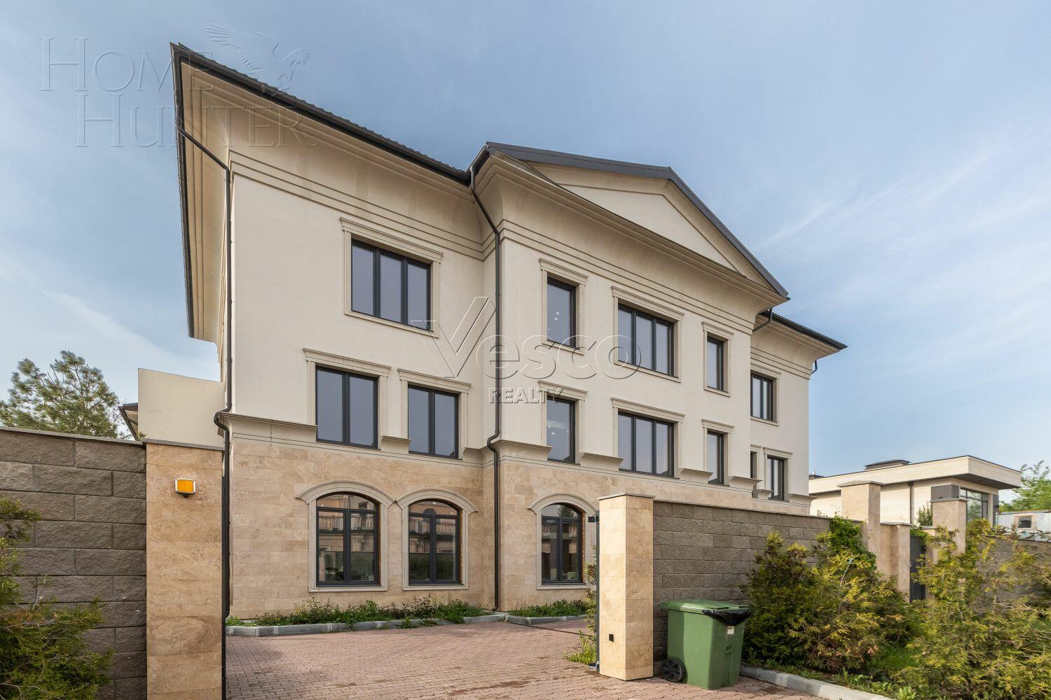 3-этажный коттедж 900 м² без отделки