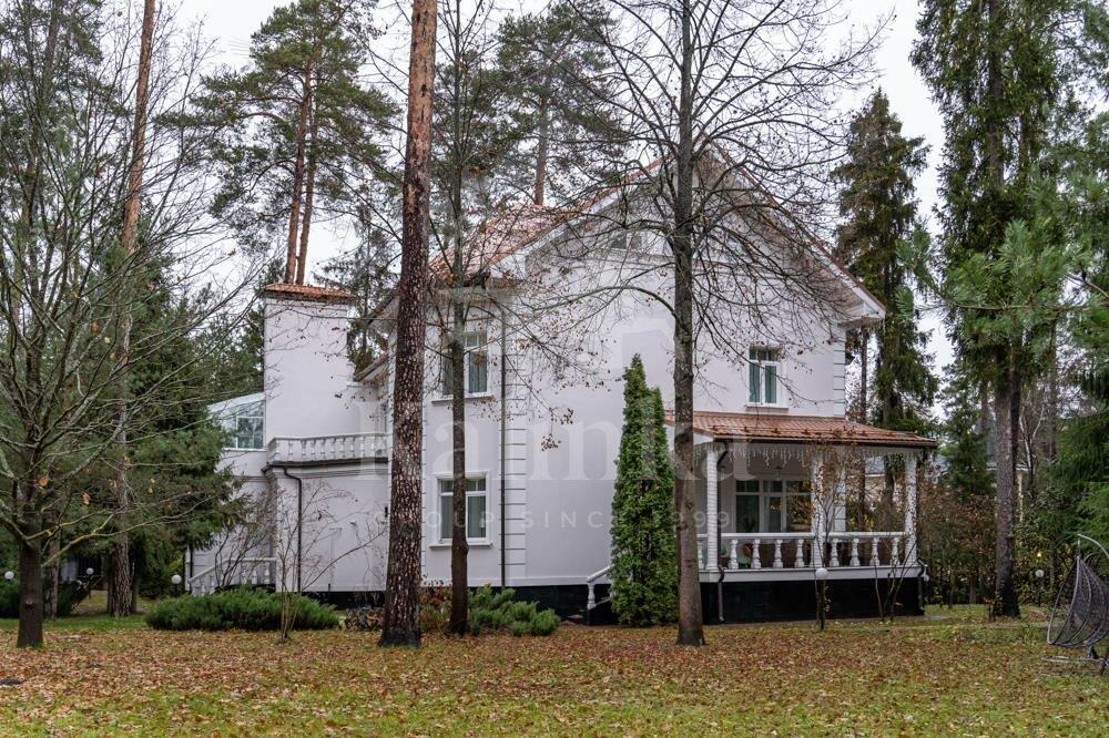 3-этажный коттедж 800 м² с отделкой