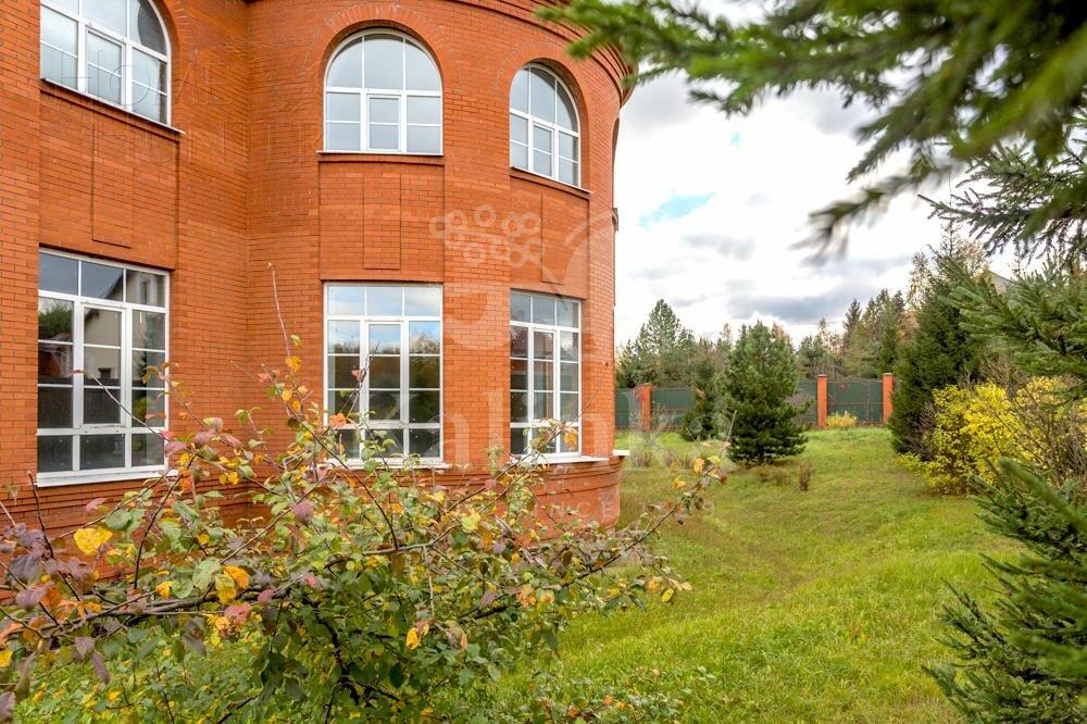 3-этажный коттедж 2 700 м² без отделки