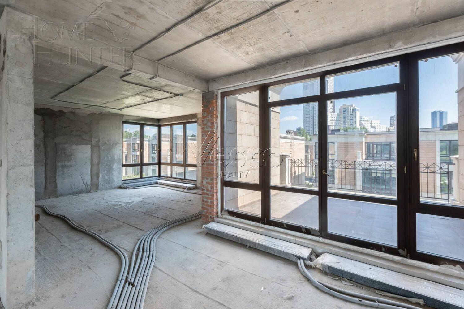 4-УРОВНЕВЫЙ ОСОБНЯК БЕЗ ОТДЕЛКИ 840 М² НА 1 ЭТАЖЕ