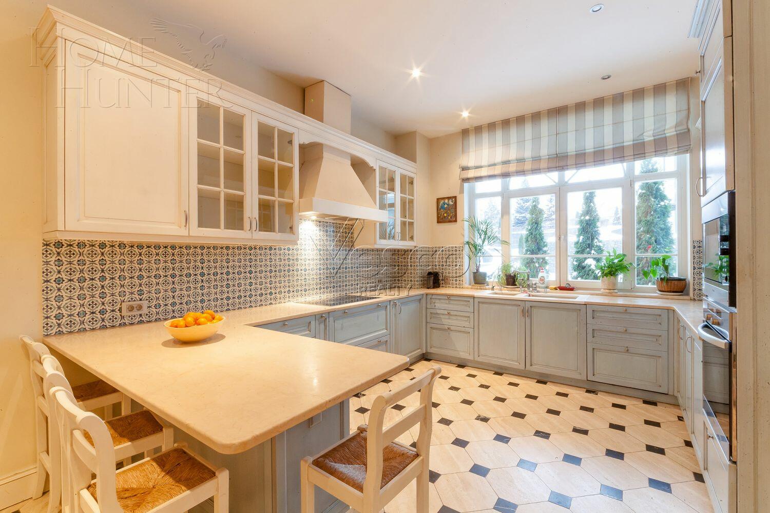 4-УРОВНЕВЫЙ ТАУНХАУС С ОТДЕЛКОЙ 610 М² НА 1 ЭТАЖЕ