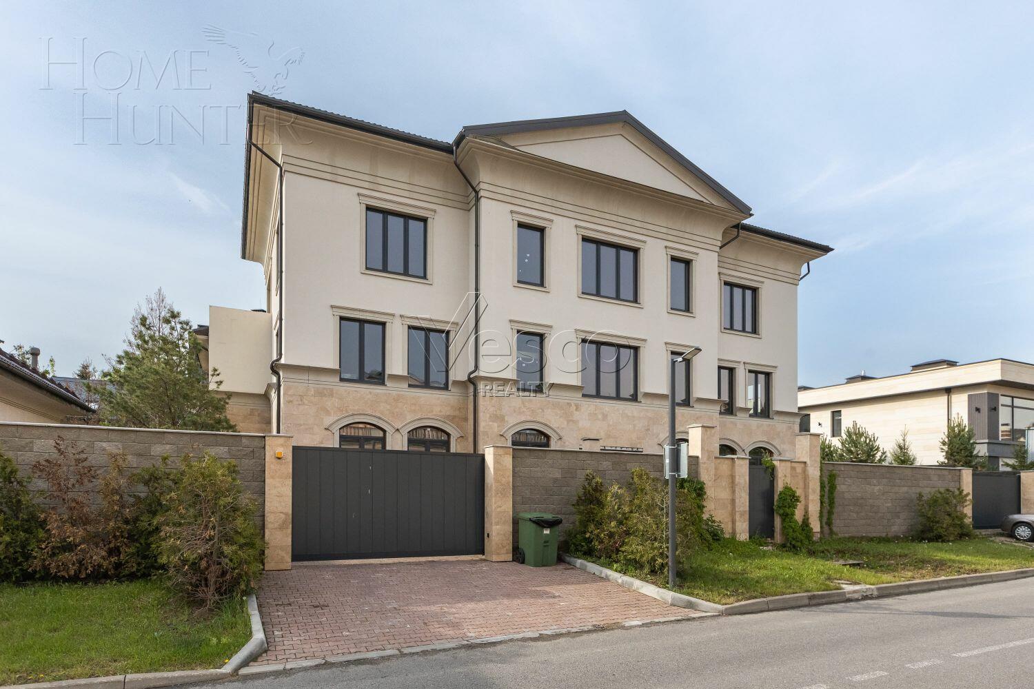 3-этажный коттедж 900 м² без отделки