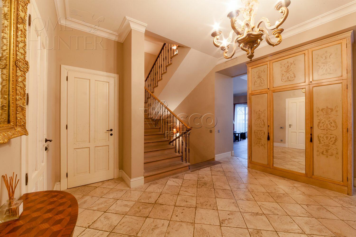 4-УРОВНЕВЫЙ ТАУНХАУС С ОТДЕЛКОЙ 610 М² НА 1 ЭТАЖЕ