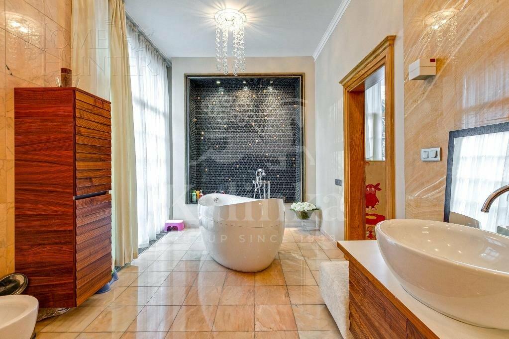 3-этажный коттедж 1 600 м² с отделкой