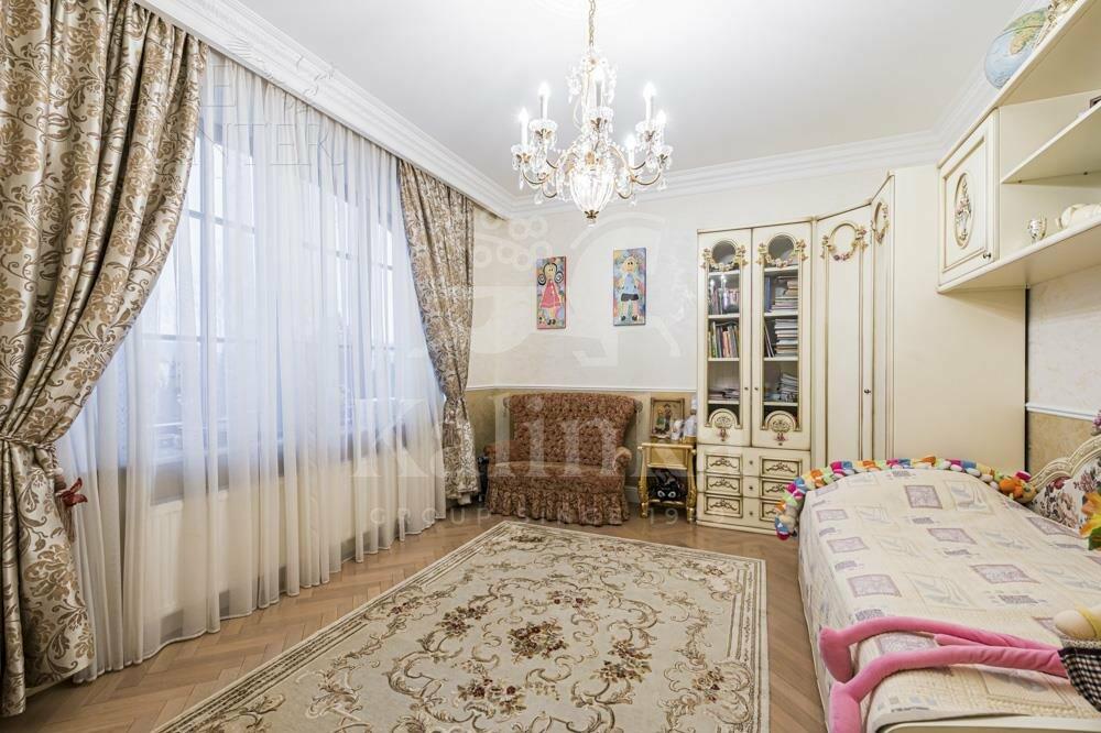 3-этажный таунхаус 700 м² с отделкой