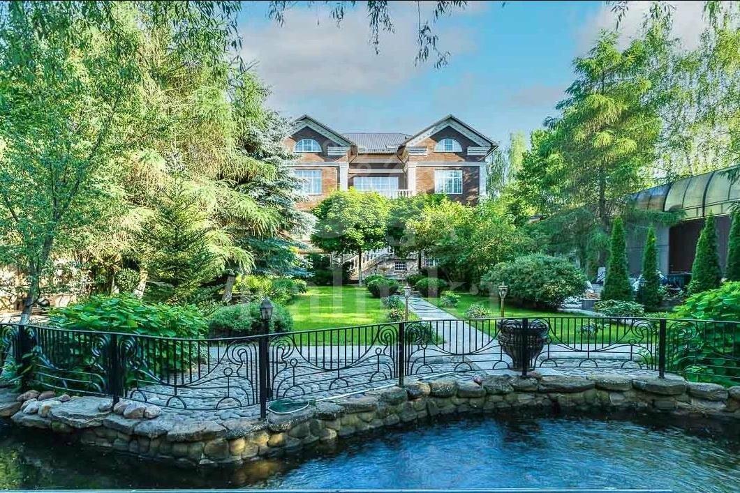 3-этажный коттедж 1 200 м² с отделкой