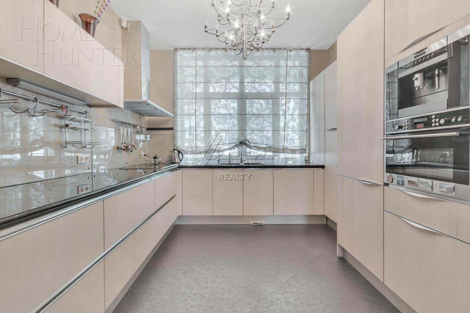 3-УРОВНЕВЫЙ ТАУНХАУС С ОТДЕЛКОЙ 500 М² НА 1 ЭТАЖЕ