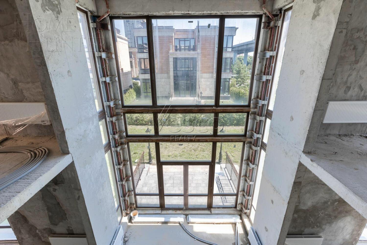 4-УРОВНЕВЫЙ ОСОБНЯК БЕЗ ОТДЕЛКИ 840 М² НА 1 ЭТАЖЕ