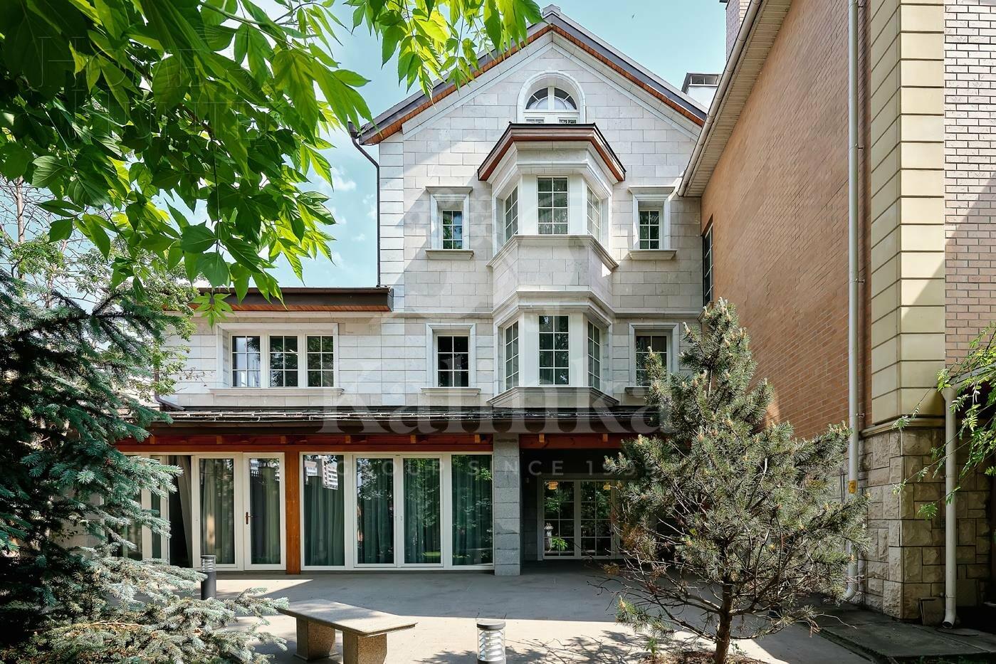 4-этажный таунхаус 678 м² с отделкой