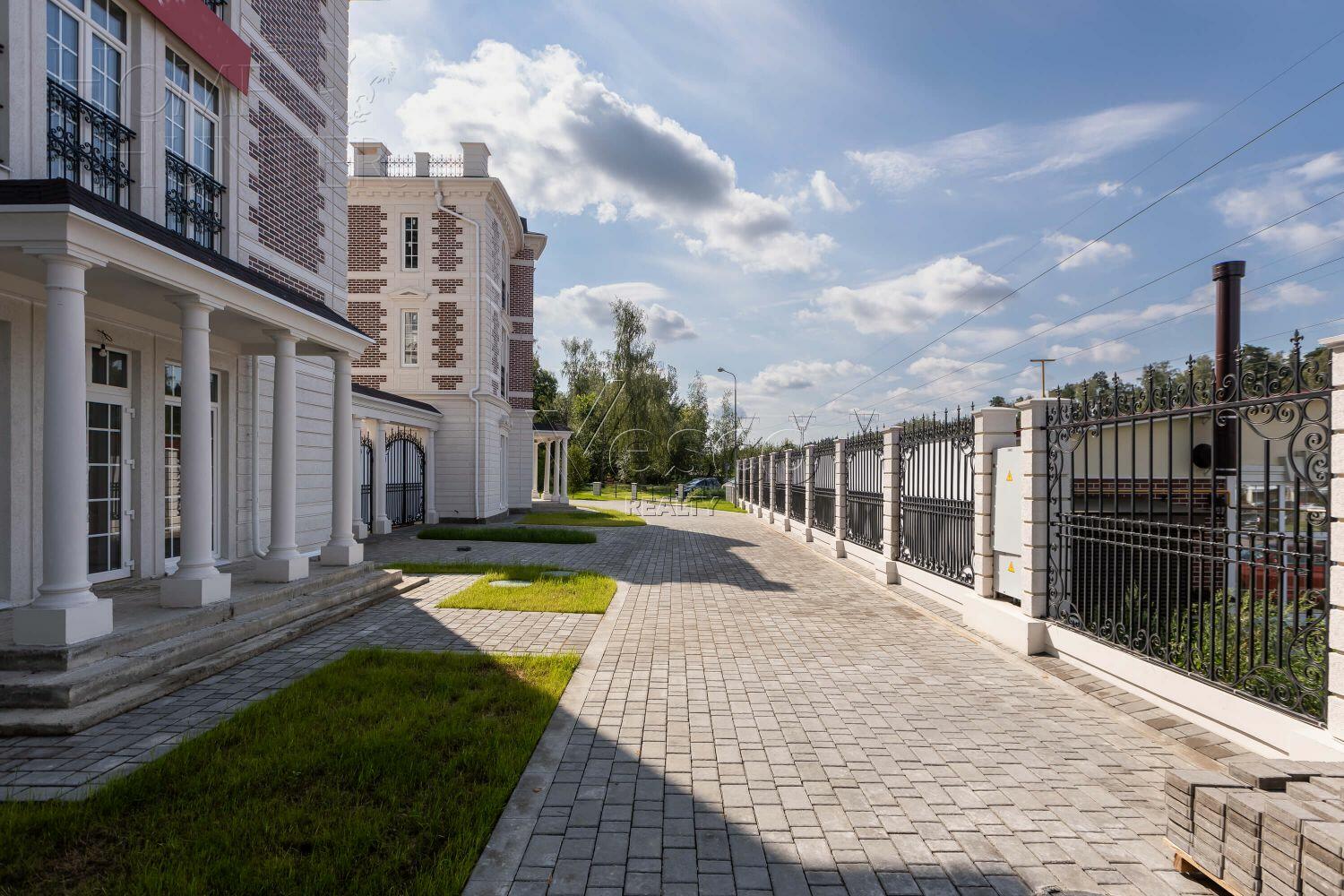 3-этажный коттедж 320 м² без отделки