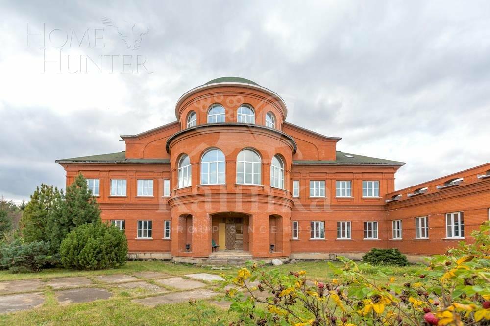 3-этажный коттедж 2 700 м² без отделки