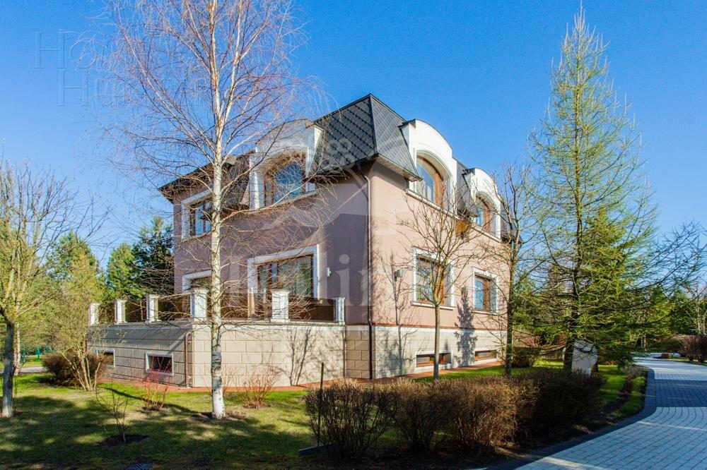 2-этажный коттедж 1 700 м² с отделкой