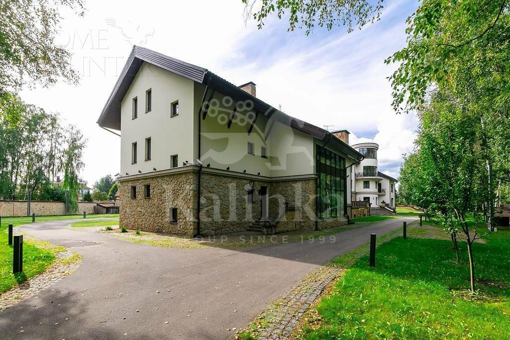 3-этажный коттедж 2 000 м² с отделкой