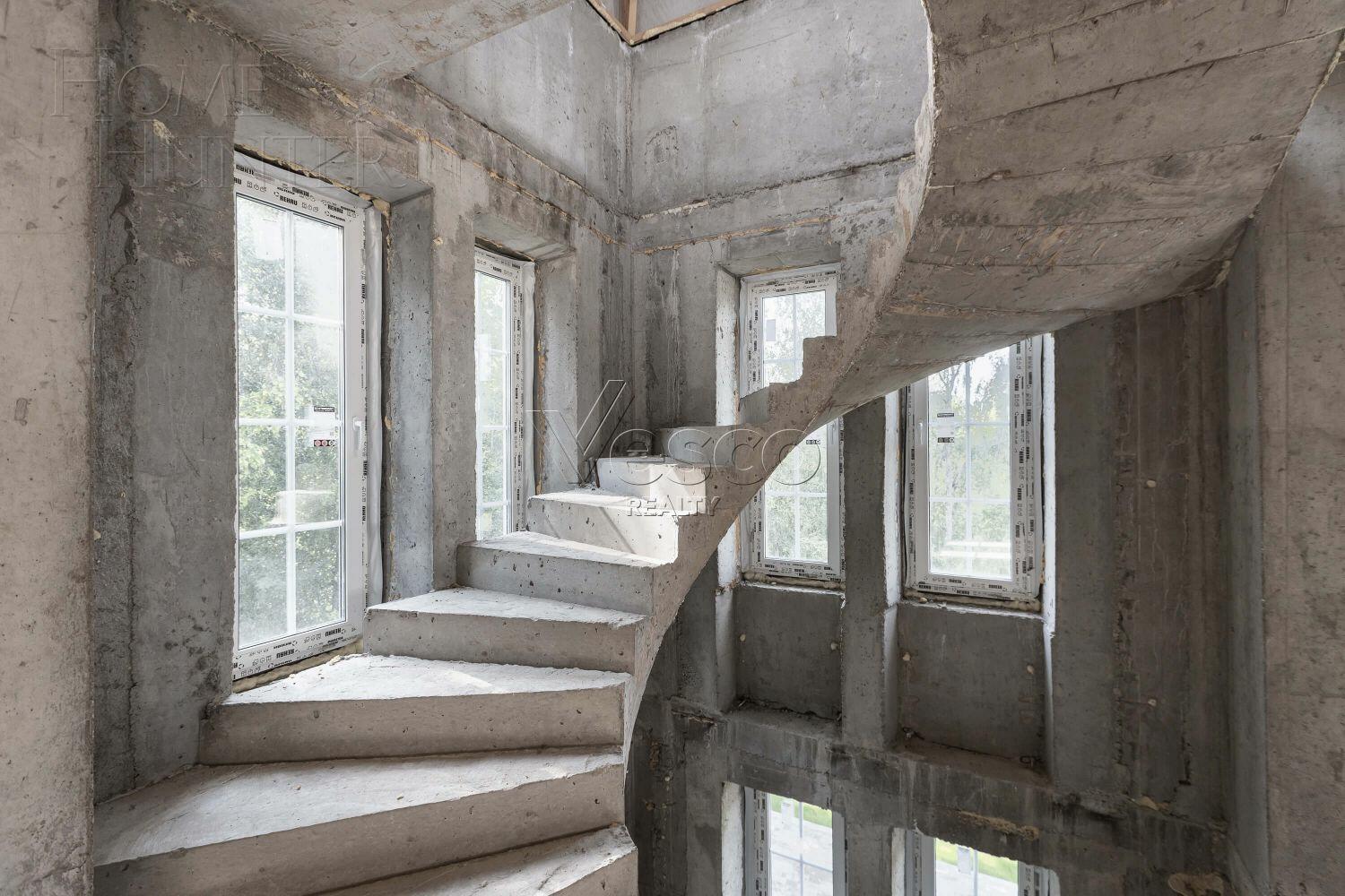 3-этажный коттедж 320 м² без отделки