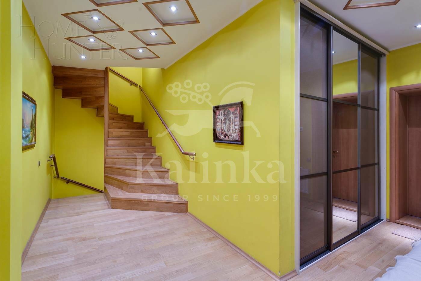 3-этажный таунхаус 360 м² с отделкой